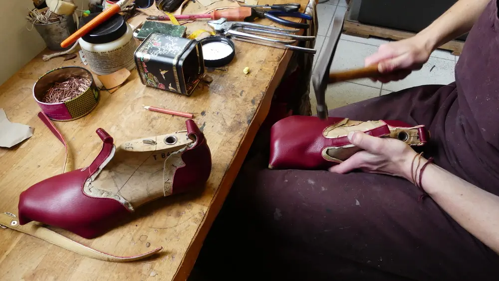 établis et bottière au travail salomé rouge