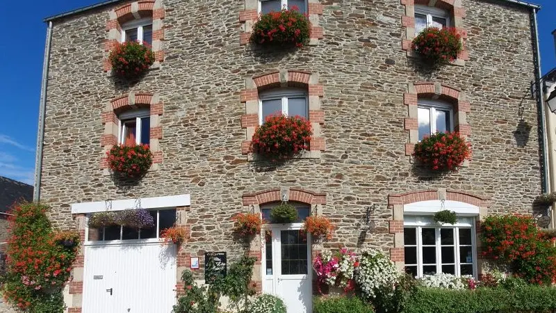 Chambre - hôtes - lits - canal - Josselin - Destination - Brocéliande