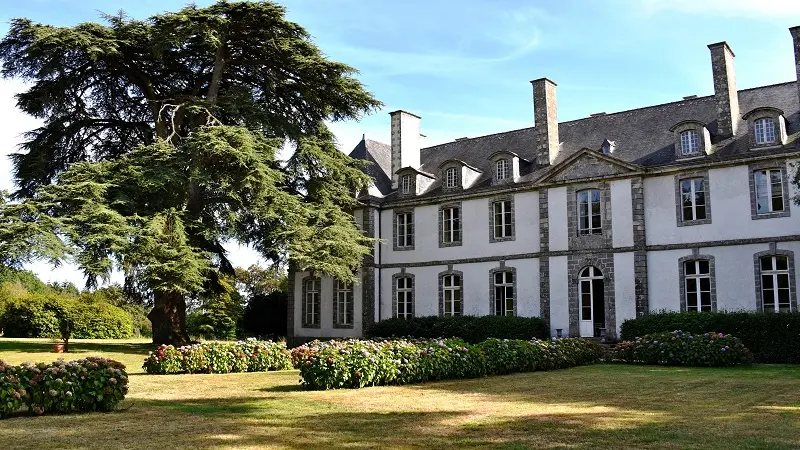 Château de Loyat - façade et jardins arrière - Brocéliande - Bretagne