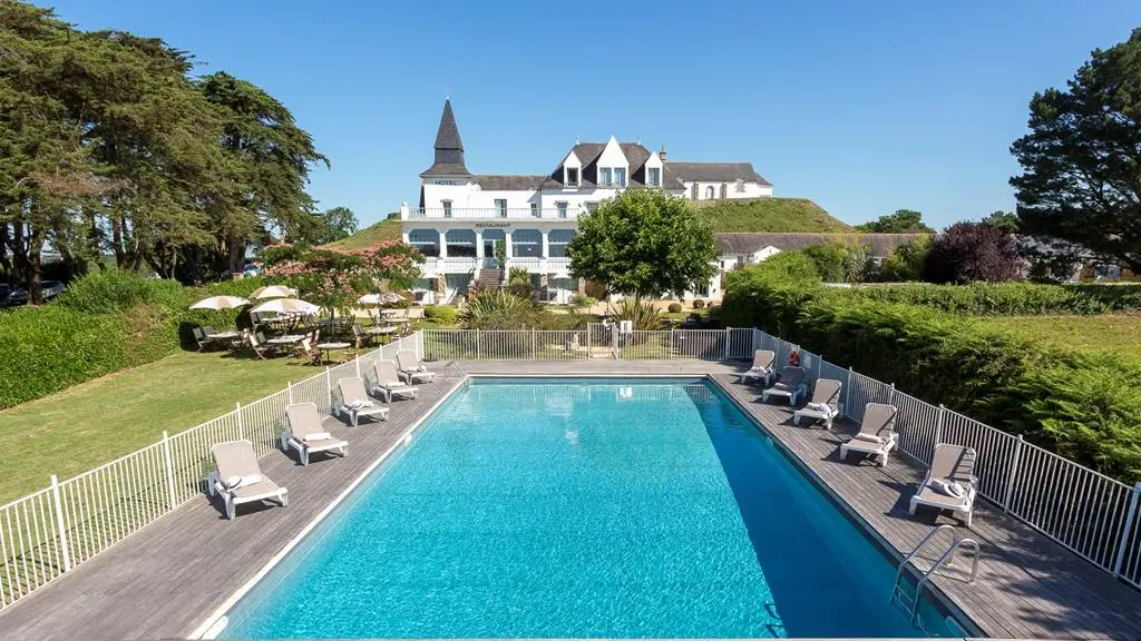Piscine et jardin hôtel du Tumulus