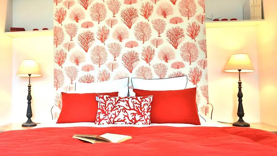 chambre-rouge-reves-de-mer-locmariaquer-morbihan-bretagne-sud