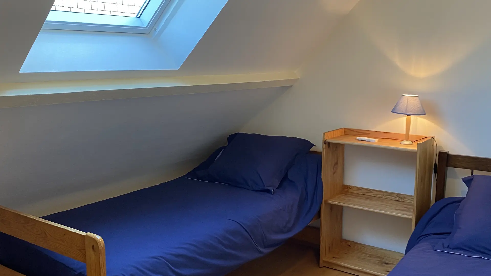 Chambre2-lits-simples-rangements-location-vacances-carnac