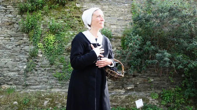 visite_guidée_insolite_costume_ploermel_siecledor_DestinationBroceliande