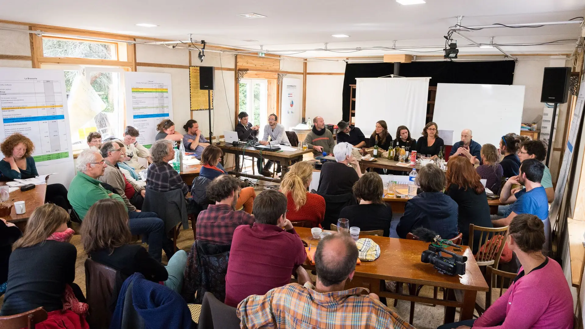 la_salle_d_activites_-_le_champ_commun_-_credit_photo_celine_herrant