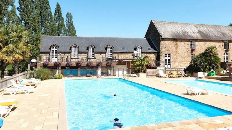 les_ormes_Piscine_ClubHouse - Camping Les Ormes Domaine & Resort - Epiniac
