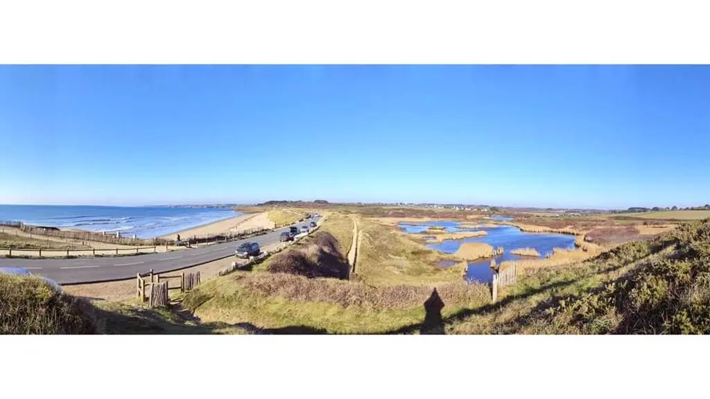 La plage et les Etangs du Loc'h, à 15 minutes à pied de l'îlot.