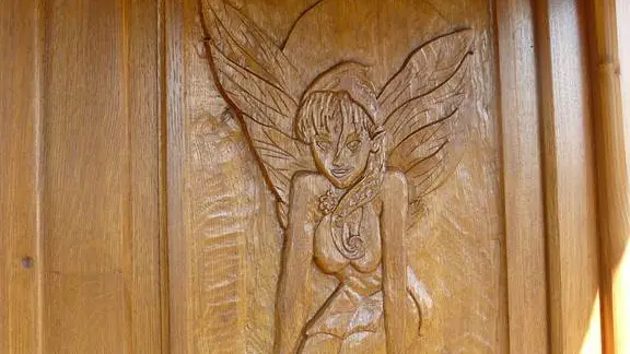 La jolie fée Mélusine vous accueille sculptée au fronton de sa roulotte