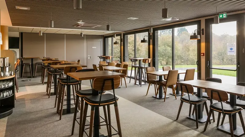 brit hotel L'Hippodrome - salle - Ploërmel - Morbihan -  Bretagne