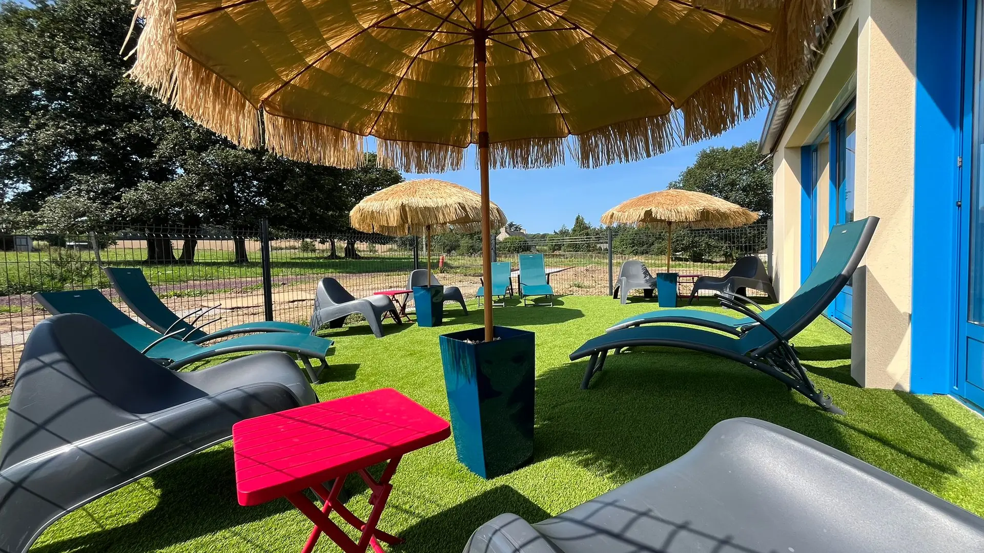 plage extérieure de la piscine