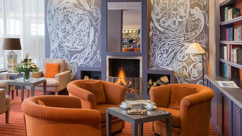 BlueBar-Bibliothèque-cheminée-SofitelQuiberon