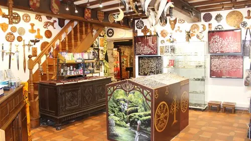 salle-1-magasin-Armoria-a-Paimpont-1