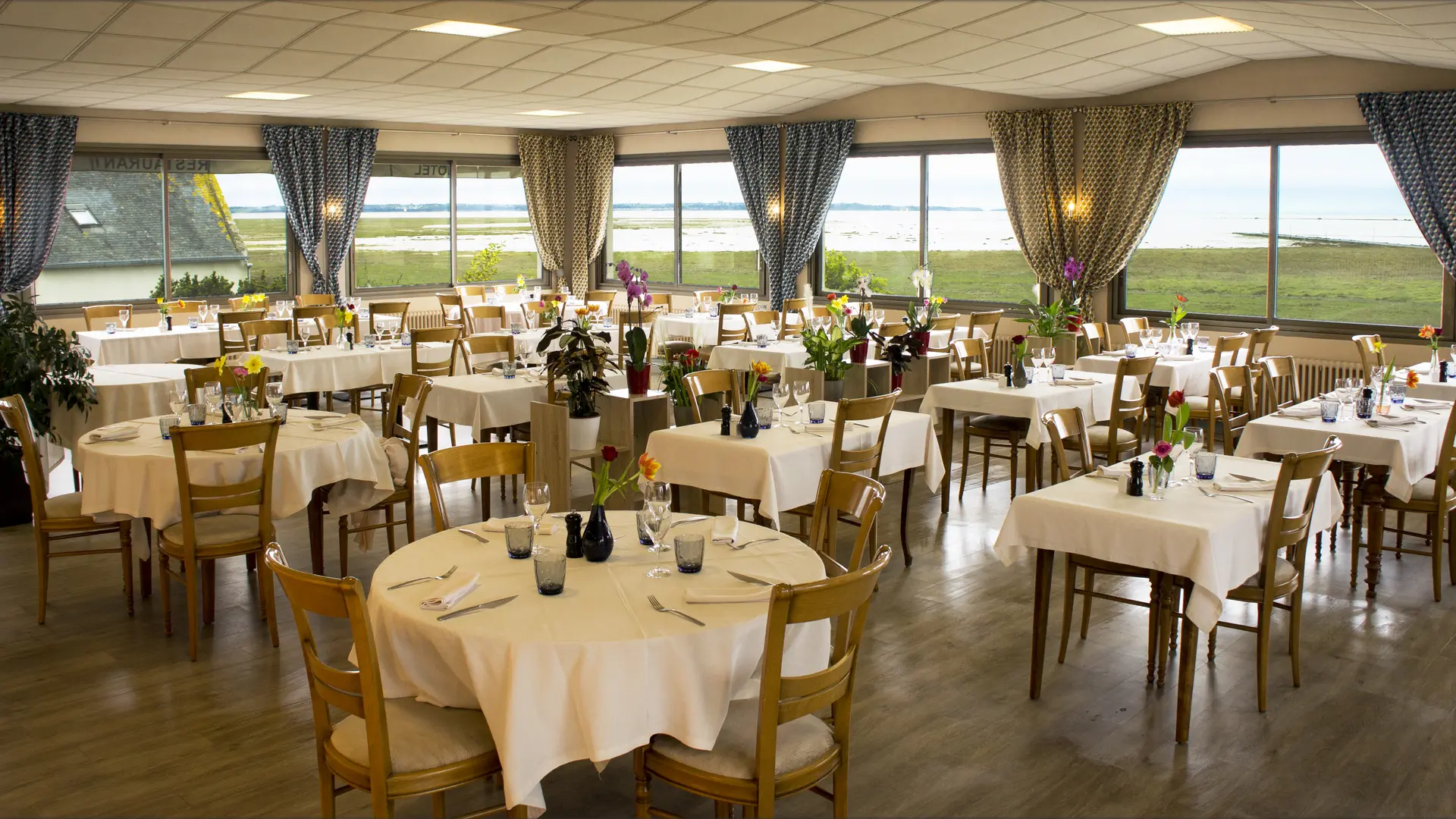 salle de restaurant hotel le bretagne vivier sur mer