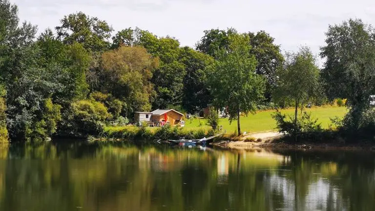 Chalet au bord de l'étang de Bramefort