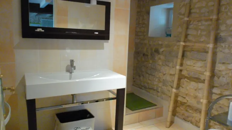 6-Gite-le-chai-B-B-La-sauvageonne-saint-palais-SdB-Le-Chai-800-600