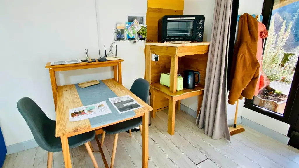 6 Table repas et Four