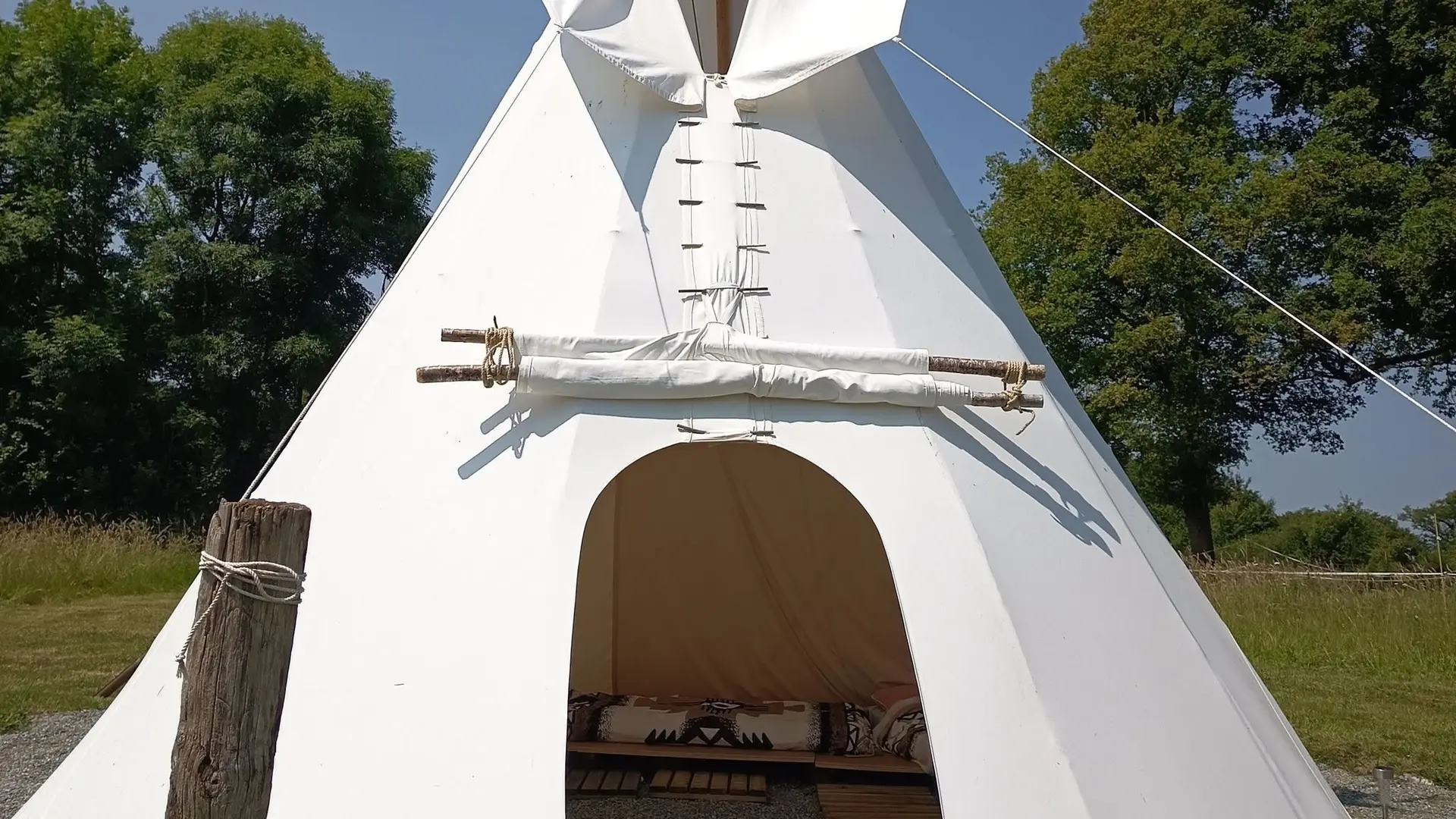 Entrée d’un tipi du Village insolite