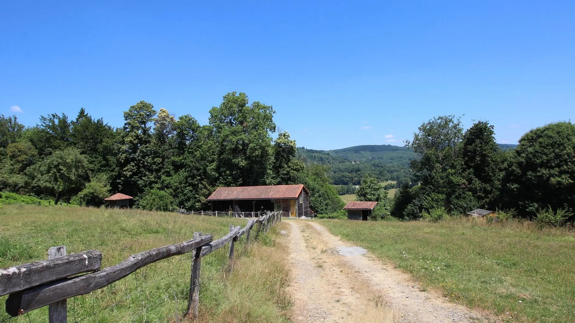 Gîte La Côte à Ambazac en Haute Vienne, l'arrivée par la piste_2
