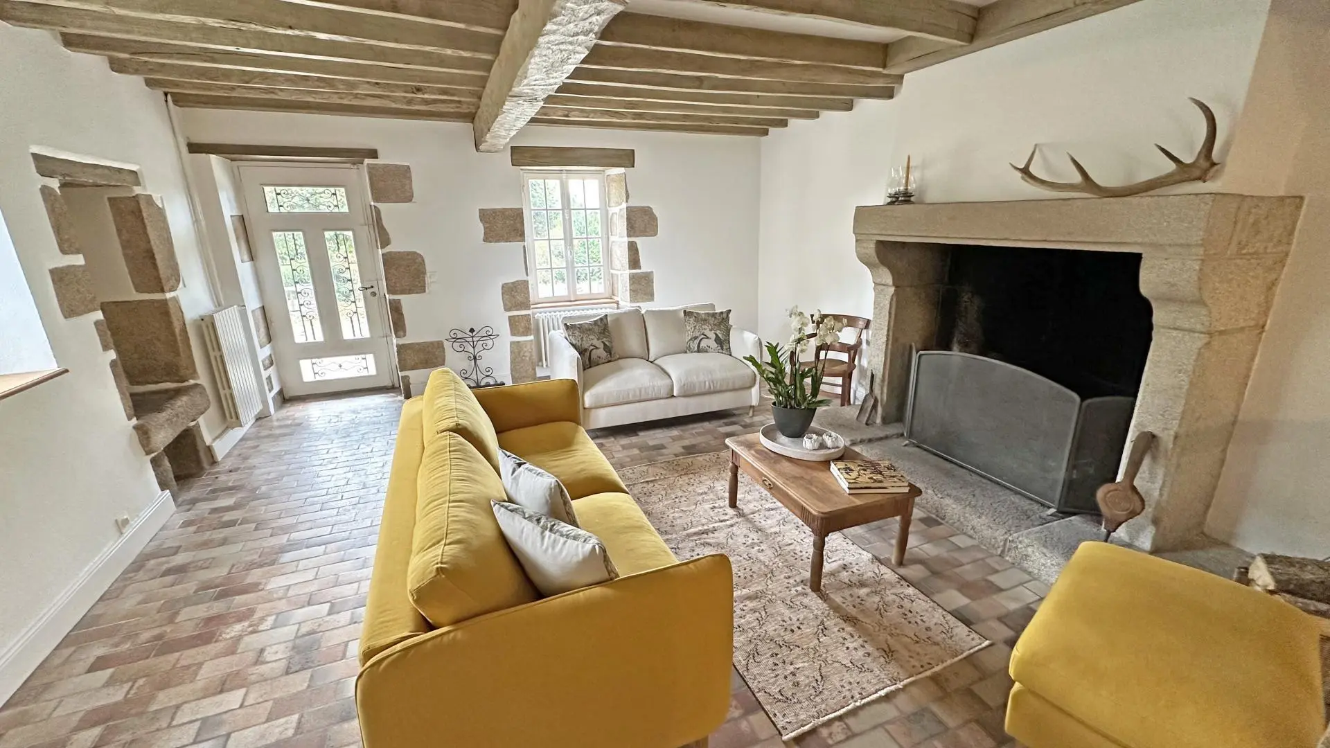 Les Granges du Tais à Ambazac en Haute-Vienne (Nouvelle Aquitaine) - salon en rez-de-jardin _23