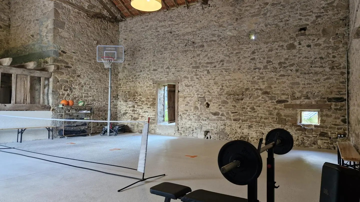 Les Granges du Tais à Ambazac en Haute-Vienne (Nouvelle Aquitaine) - Salle de sport avecgym, basket et mini tennis_7