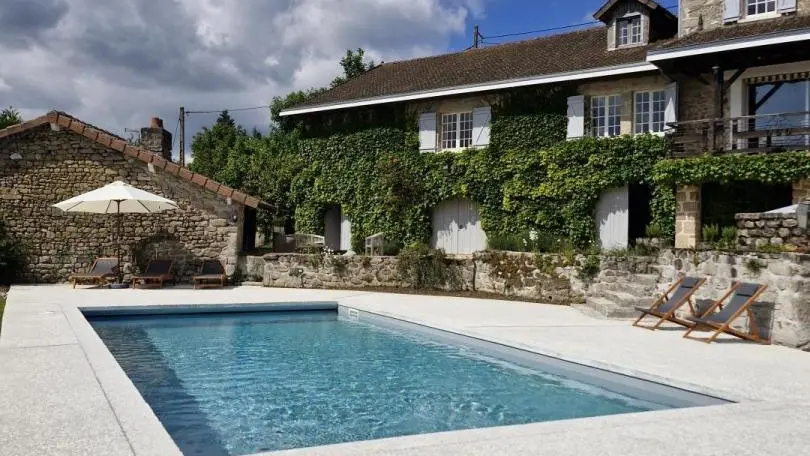 Les Granges du Tais à Ambazac en Haute-Vienne (Nouvelle Aquitaine) - Espace piscine_2