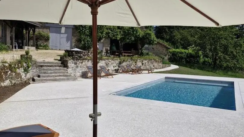 Les Granges du Tais à Ambazac en Haute-Vienne (Nouvelle Aquitaine) - Espace piscine_74