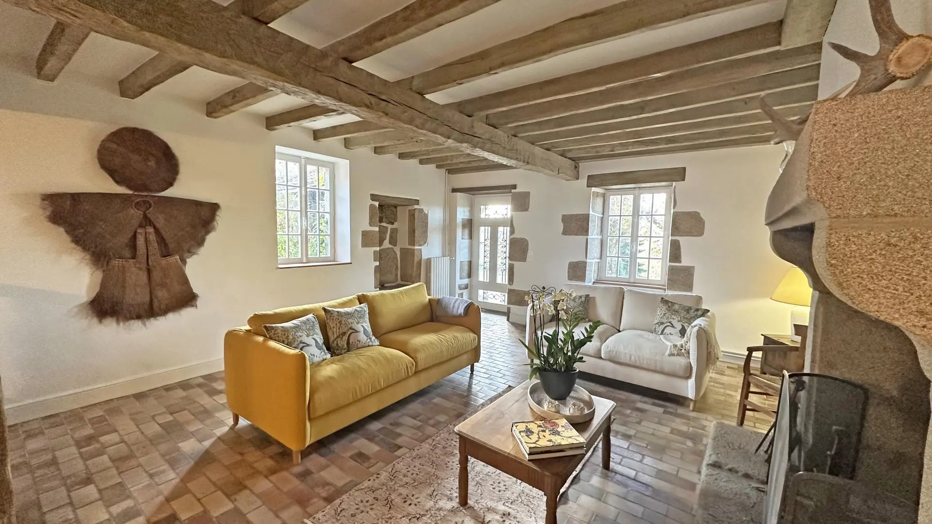 Les Granges du Tais à Ambazac en Haute-Vienne (Nouvelle Aquitaine) - salon en rez-de-jardin _6