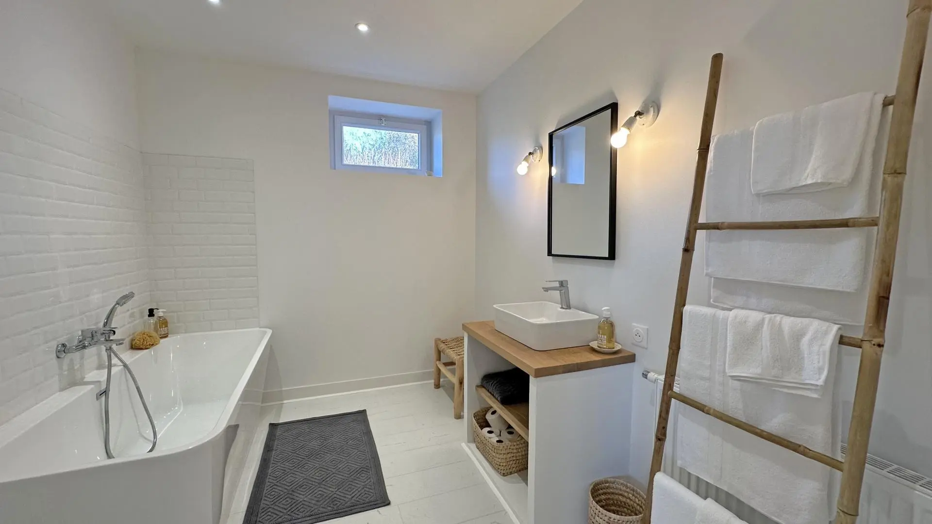 Les Granges du Tais à Ambazac en Haute-Vienne (Nouvelle Aquitaine) - chambre 1 dortoir avec salle de bains et WC_32