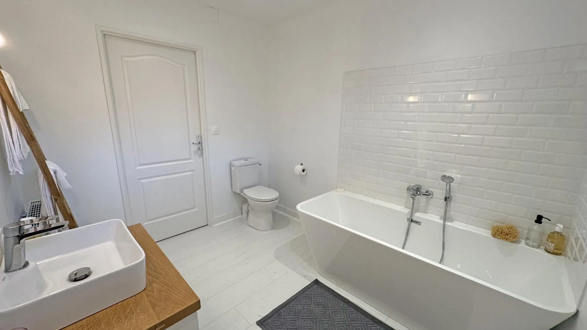 Les Granges du Tais à Ambazac en Haute-Vienne (Nouvelle Aquitaine) - chambre 1 dortoir avec salle de bains et WC_31