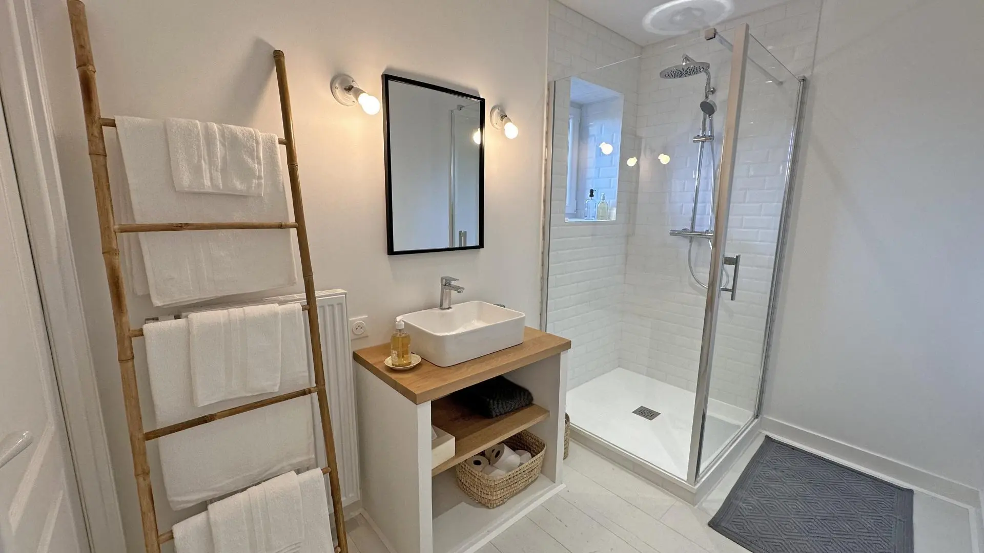 Les Granges du Tais à Ambazac en Haute-Vienne (Nouvelle Aquitaine) - chambre 1 dortoir avec salle d'eau et WC_33