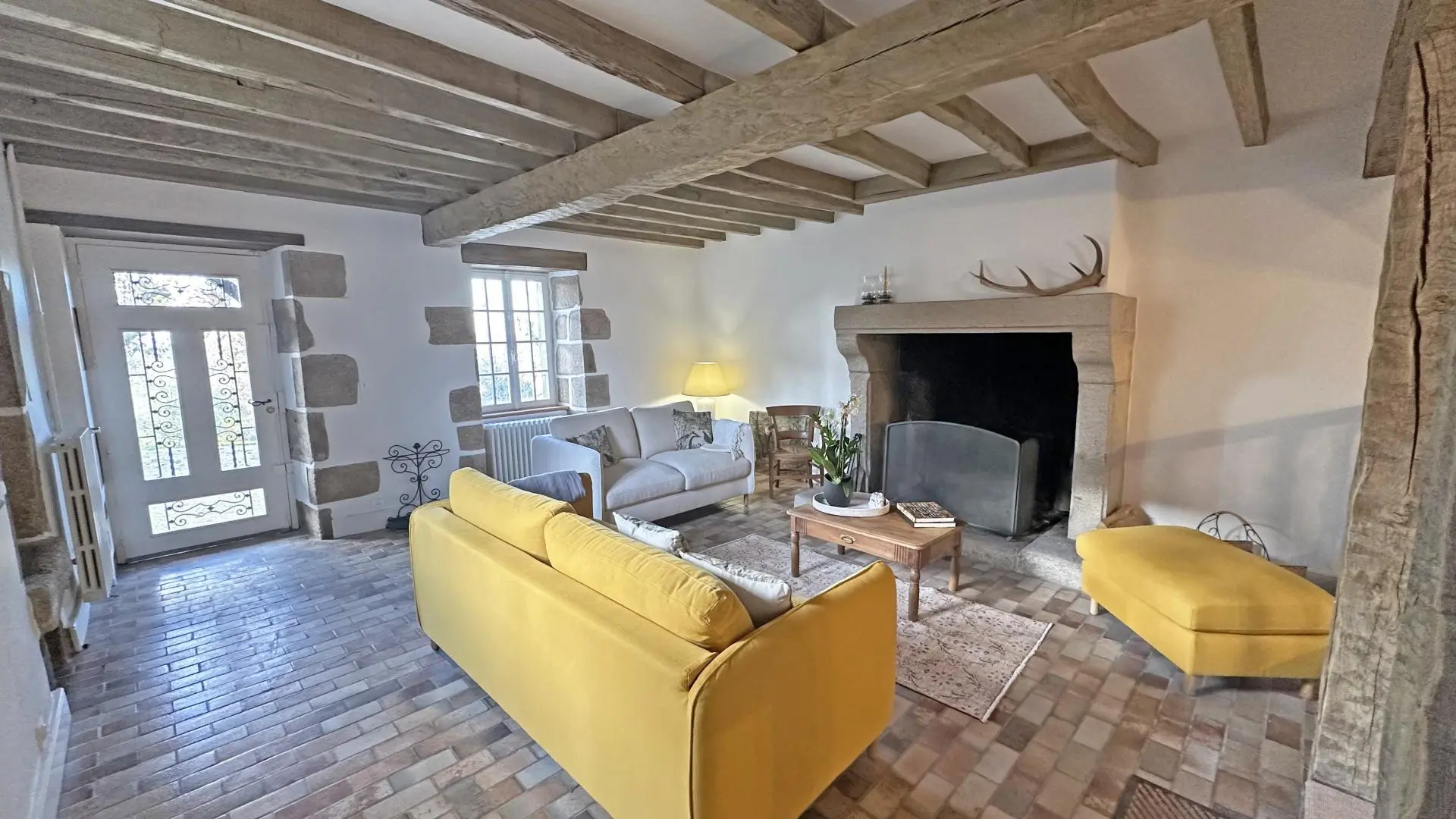 Les Granges du Tais à Ambazac en Haute-Vienne (Nouvelle Aquitaine) - salon en rez-de-jardin _27