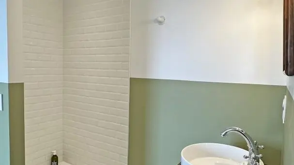 Les Granges du Tais à Ambazac en Haute-Vienne (Nouvelle Aquitaine) - chambre 5 salle d'eau intégréee WC indépendant_58