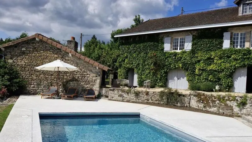 Les Granges du Tais à Ambazac en Haute-Vienne (Nouvelle Aquitaine) - Espace piscine_68