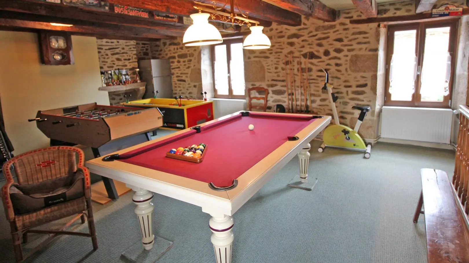 Gite La Chaize à Bersac Sur Rivalier  en Haute-Vienne (Limousin en Nouvelle Aquitaine)- salle de jeux au 1er étage dans annexe_13