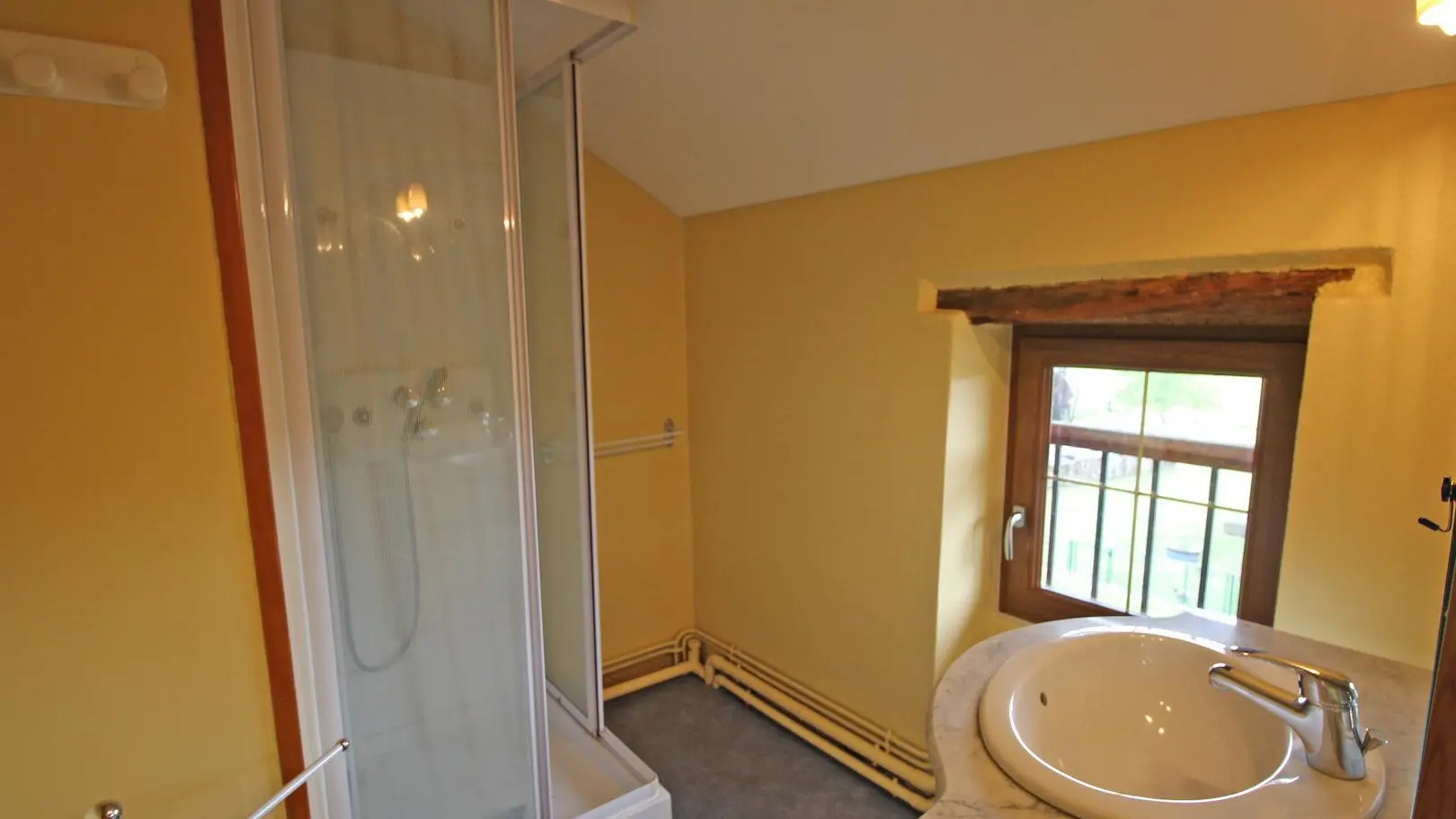 Gite La Chaize à Bersac Sur Rivalier  en Haute-Vienne (Limousin en Nouvelle Aquitaine) - s d'eau et wc annexe 2nd étage_17