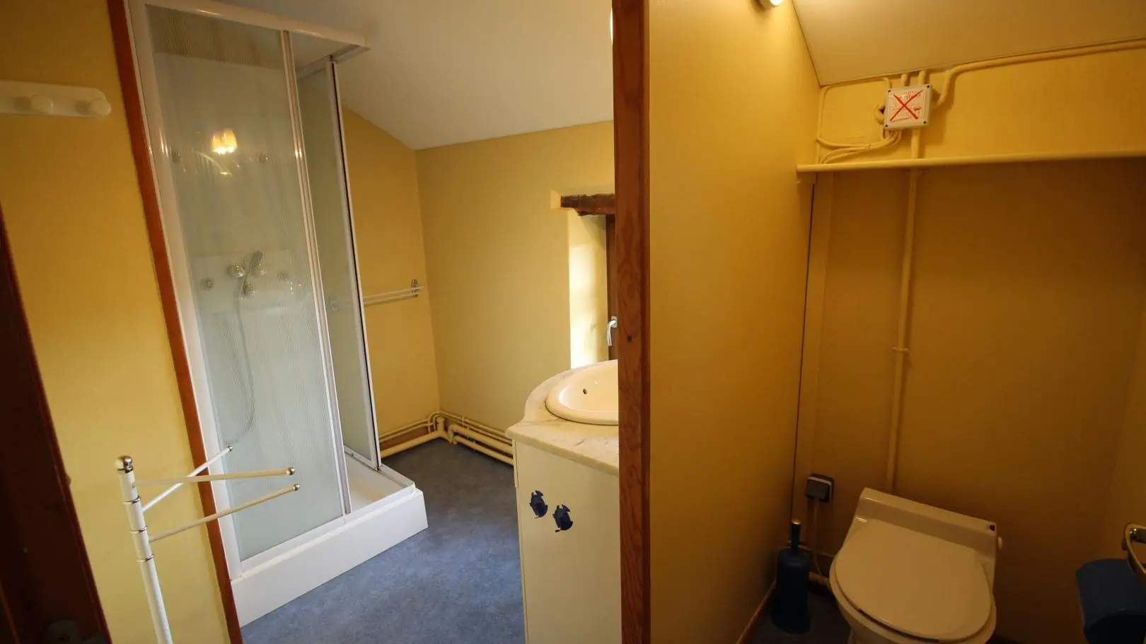 Gite La Chaize à Bersac Sur Rivalier  en Haute-Vienne (Limousin en Nouvelle Aquitaine)- s d'eau wc 2nd etage dans annexe_16