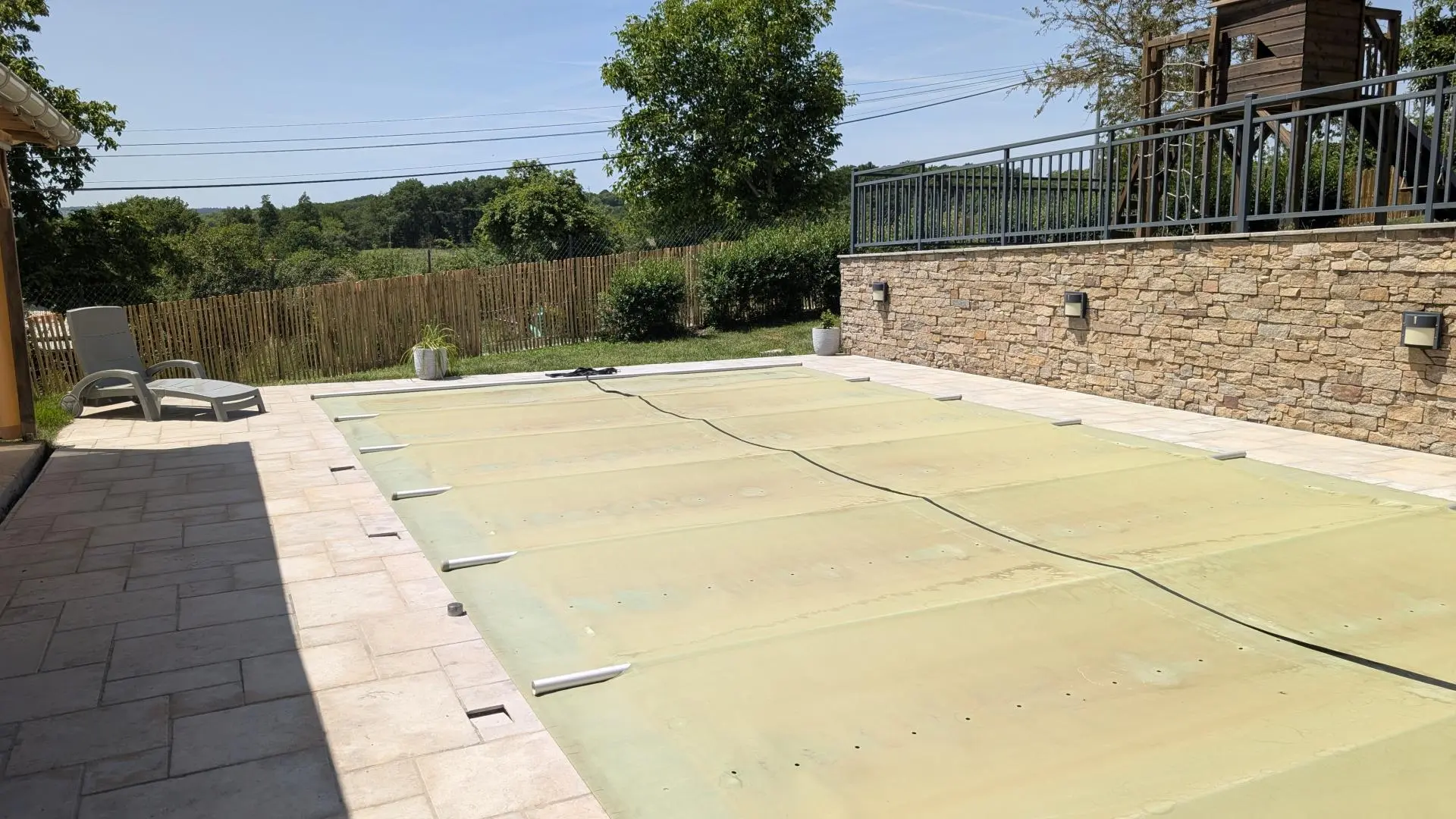 Gite Lavaud à Folles en Haute-Vienne (Nouvelle Aquitaine) - bâche de sécurité pour la piscine_32