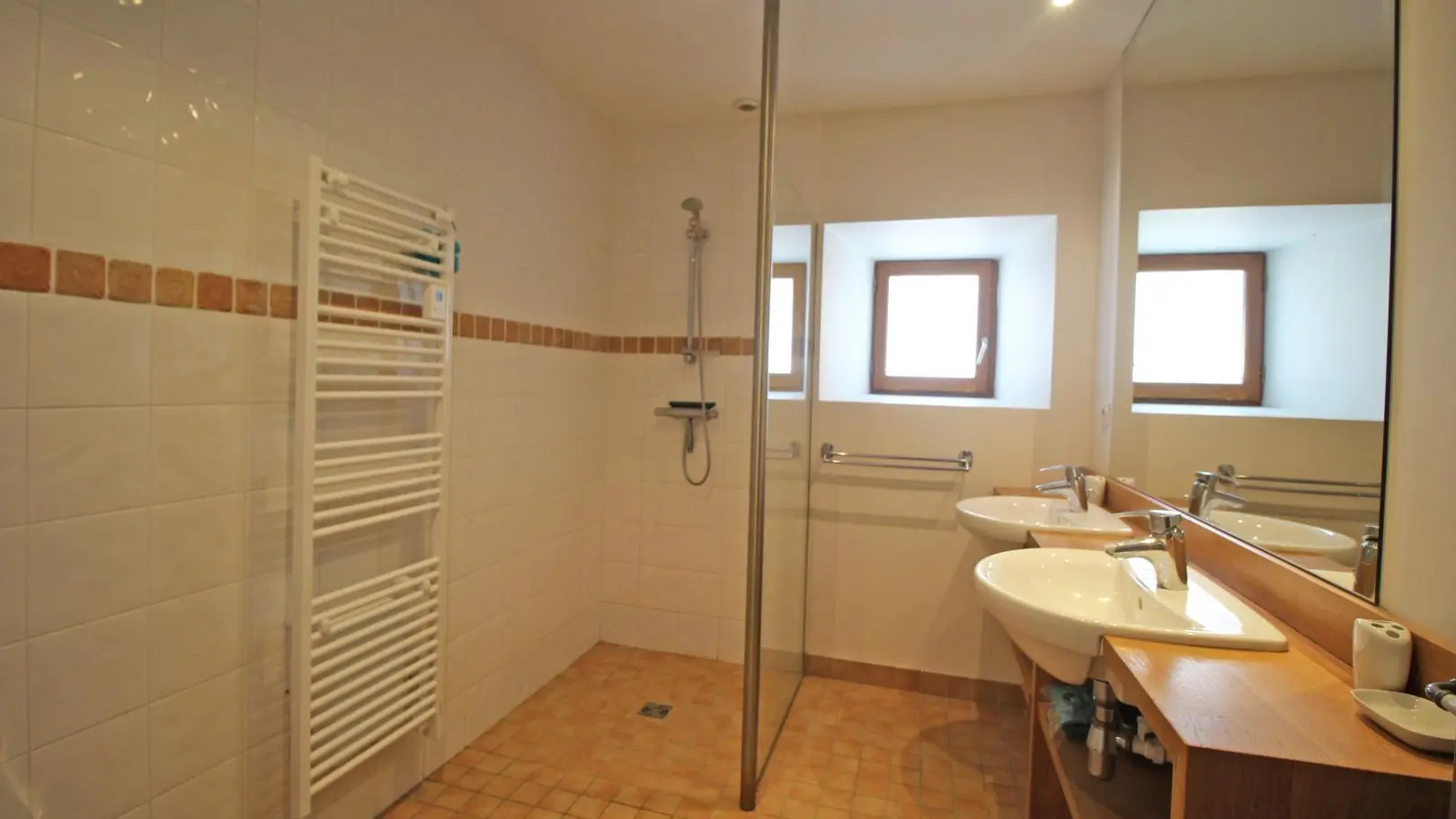 Gite Chabanne à Saint Sylvestre en Haute-Vienne (Nouvelle Aquitaine) - salle d'eau au rez-de-chaussée_32