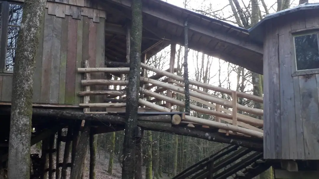 Cabane du Vieux Huraud à Saint Sylvestre en Haute-Vienne (Nouvelle Aquitaine) - grande cabane - passage terrasse extérieure cuisine_26