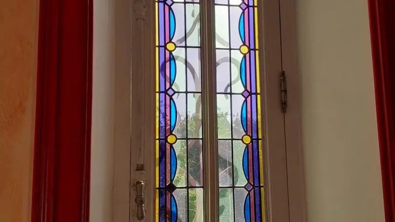 Chambre d'hotes Le Chateau De Saint Roch à Ambazac en Haute-Vienne (Limousin) - vitrail chambre rouge_11