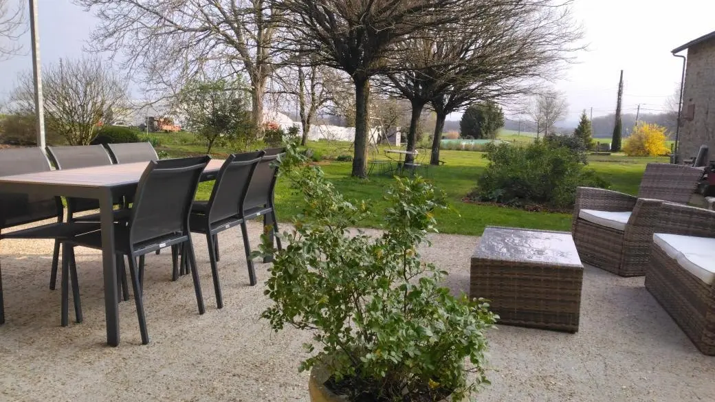 terrasse équipée avec vue sur le jardin d'agrément_11