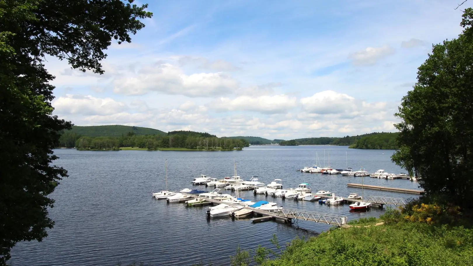 Gite Vichez à Beaumont Du Lac en Haute-Vienne (Limousin en Nouvelle Aquitaine). Le Lac de Vassivière._21