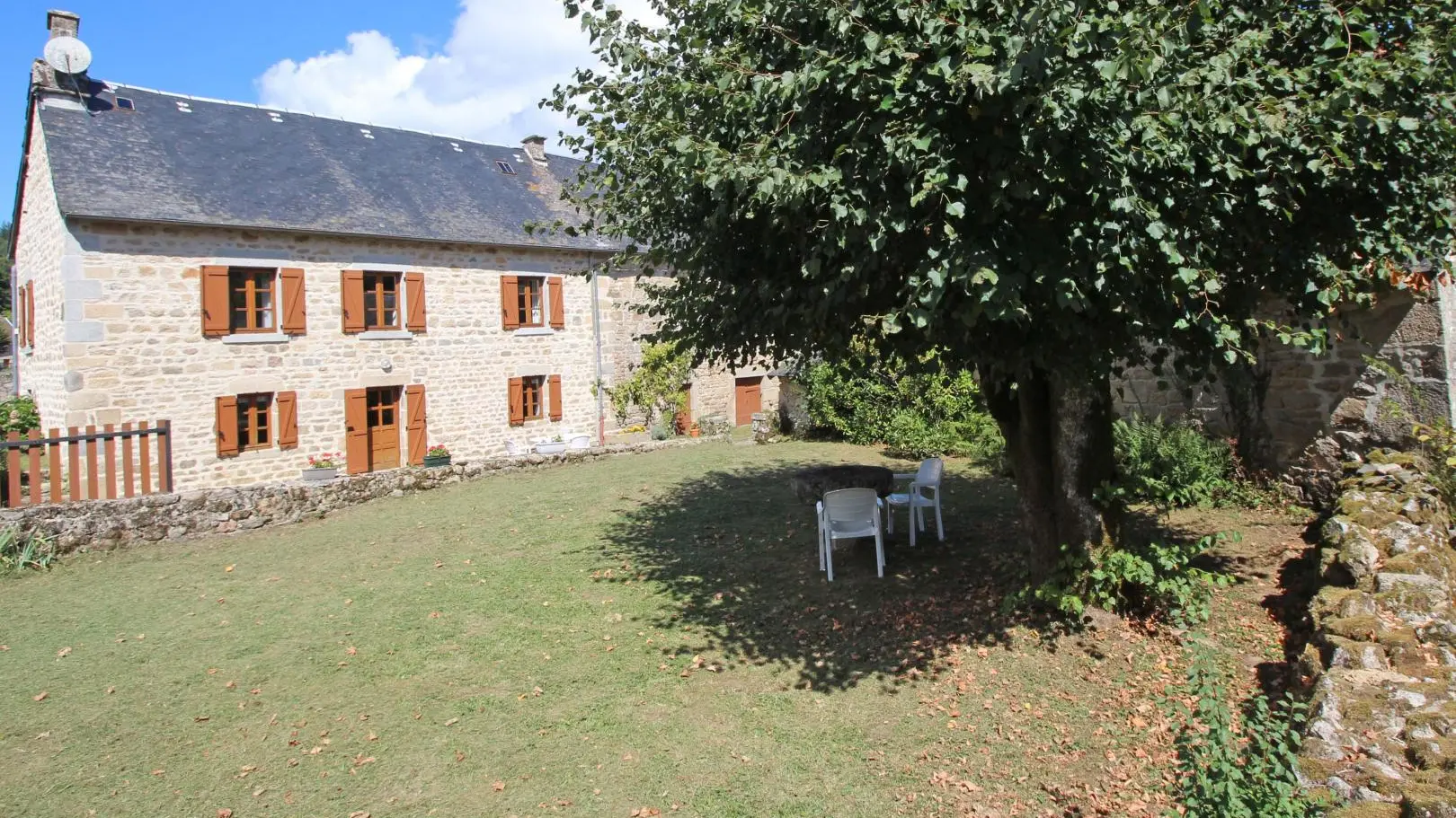 Gite Vichez à Beaumont Du Lac en Haute-Vienne (Limousin en Nouvelle Aquitaine). Le Lac de Vassivière._1