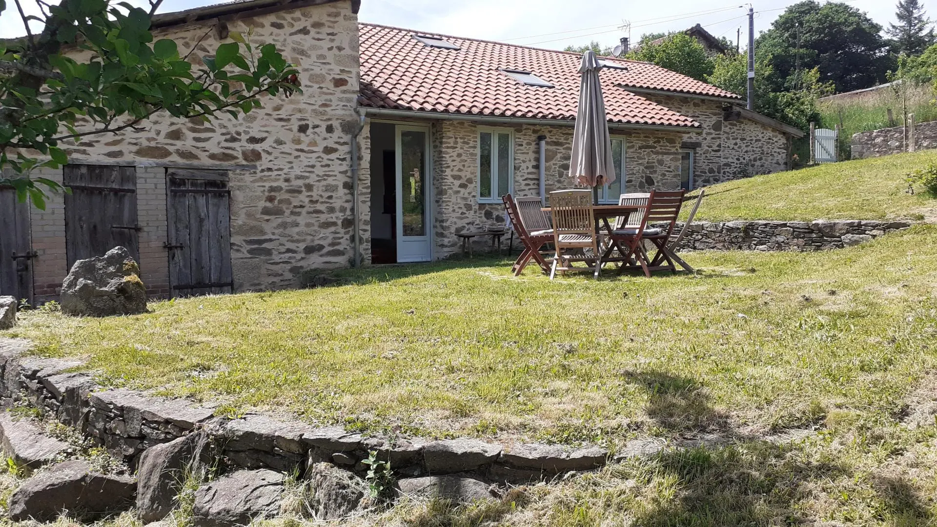 gîte l'ancienne fermette à Bujaleuf en Haute-Vienne - terrain clos à l'arrière_2