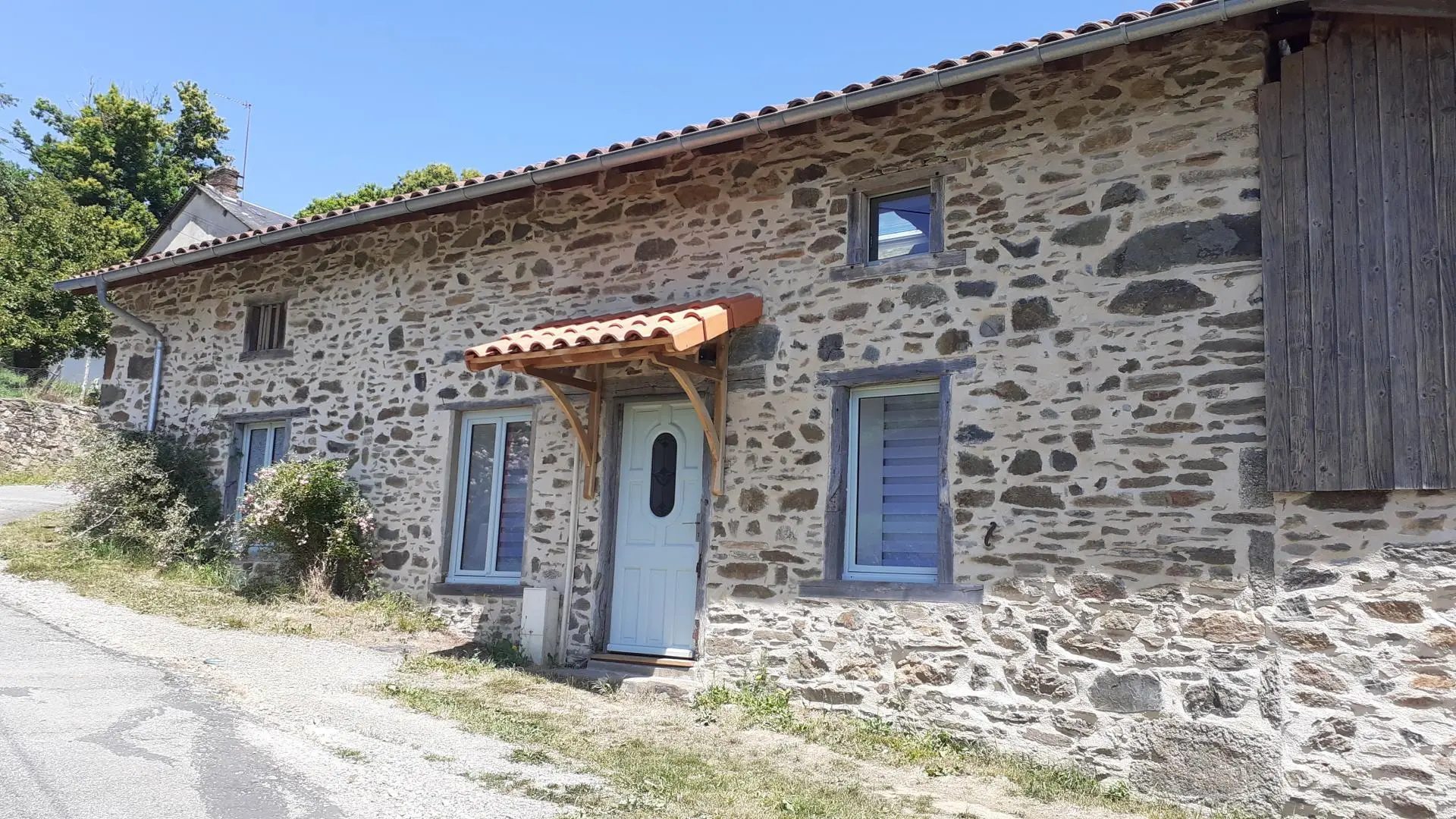 gîte l'ancienne fermette à Bujaleuf en Haute-Vienne - côté petite route_17