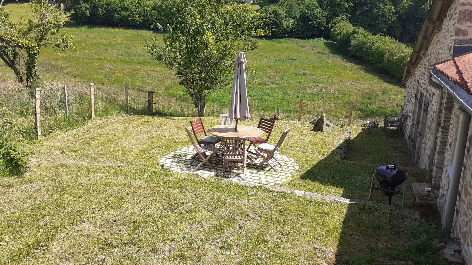 gîte l'ancienne fermette à Bujaleuf en Haute-Vienne - terrain clos à l'arrière_3