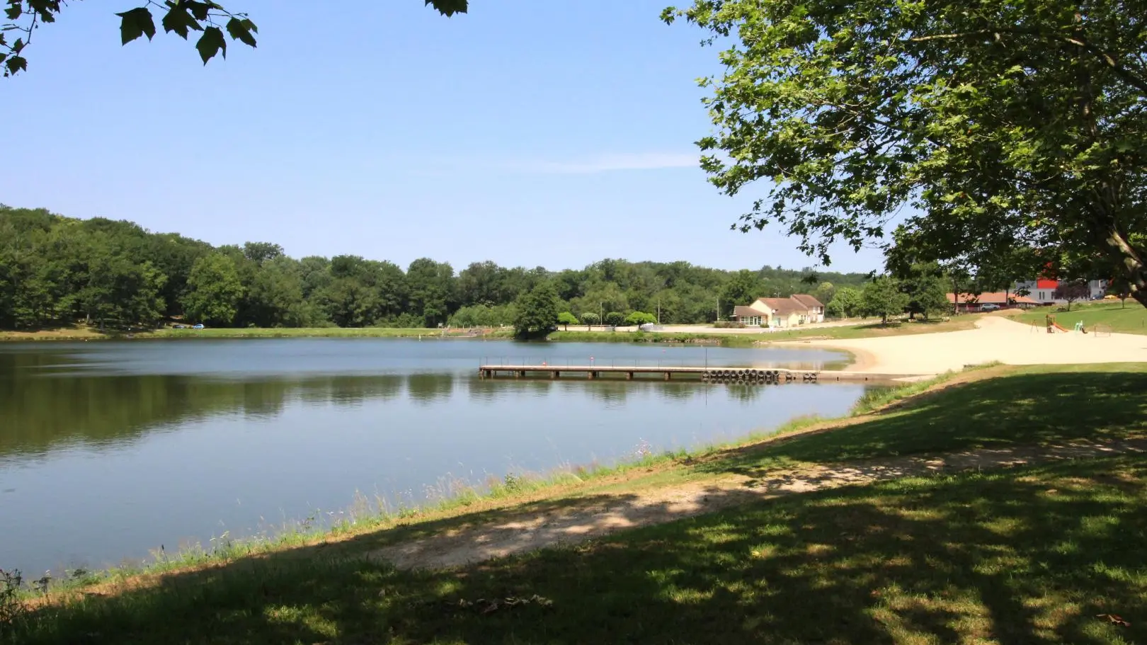 Gite La Petite Ecosse à Chateauneuf La Foret en Haute-Vienne (Limousin en Nouvelle Aquitaine). Le plan d'eau de Chateauneuf._24