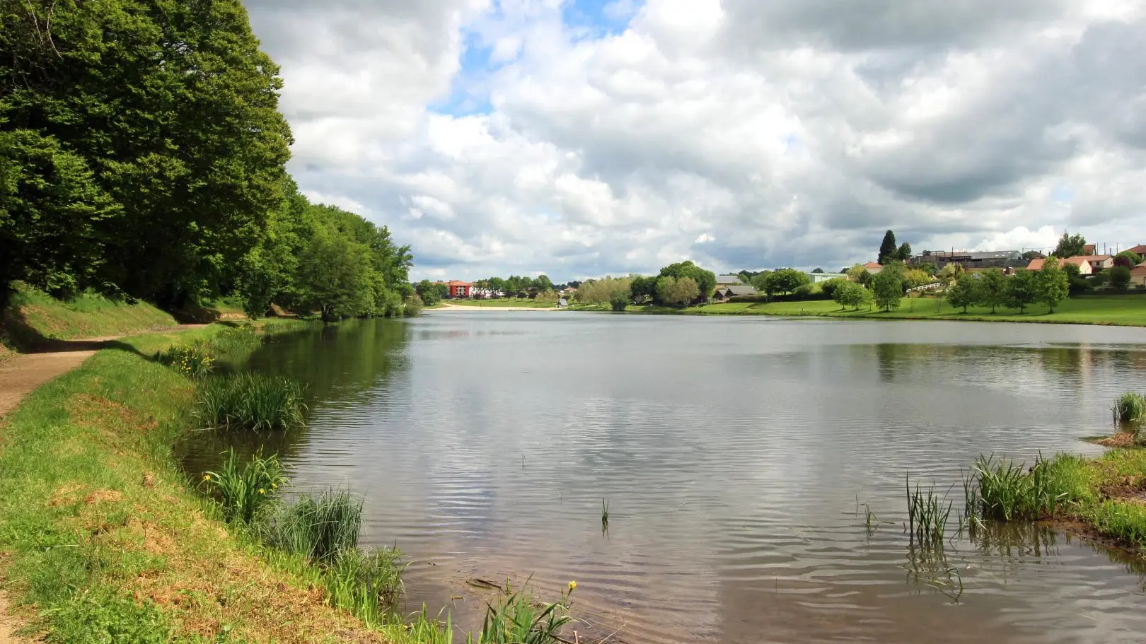 Gite La Petite Ecosse à Chateauneuf La Foret en Haute-Vienne (Limousin en Nouvelle Aquitaine). Le plan d'eau de Chateauneuf._25