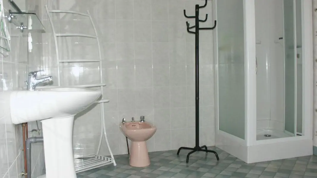 Gite Le bourg à Cheissoux en Haute-Vienne (Limousin) - salle d'eau rez de chaussée_9