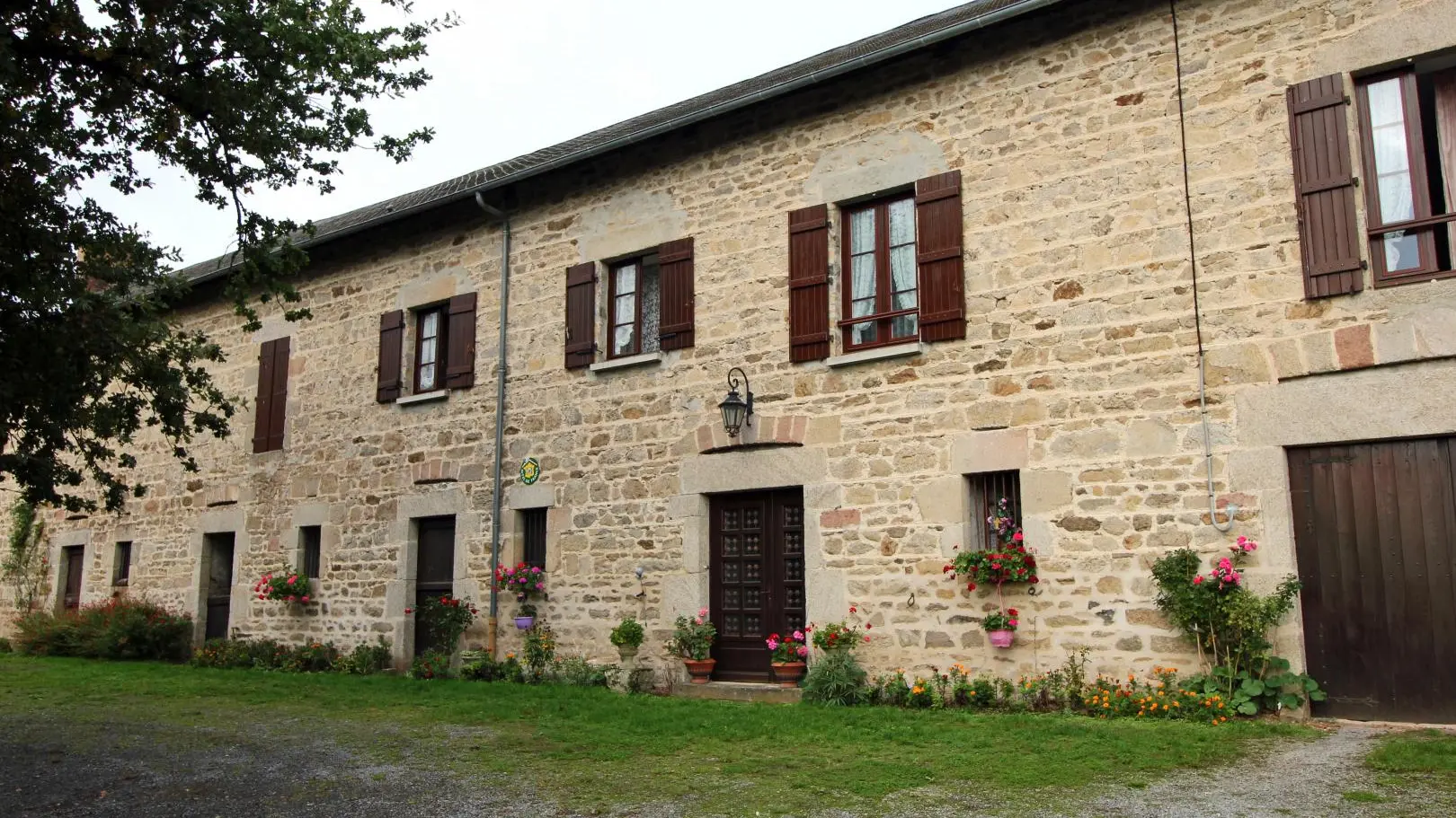 Gite La Condamine à Eymoutiers en Haute-Vienne (Limousin en Nouvelle Aquitaine). Gîte côté cour d'arrivée._13