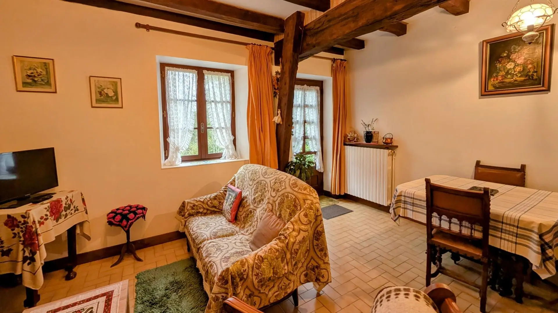 Gite La Condamine à Eymoutiers en Haute-Vienne (Limousin en Nouvelle Aquitaine)- séjour salon accès au terrain en pelouse_7